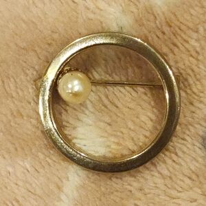 Vintage Gold Circle Brooch with Pearl Accent